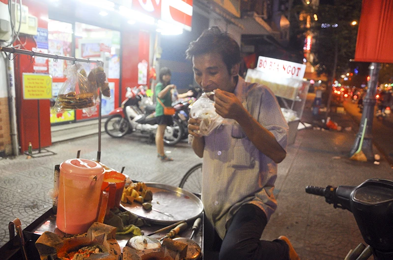 Mưu sinh đêm giao thừa ảnh 12